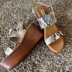 Steve Madden snake skin Wedges size 8